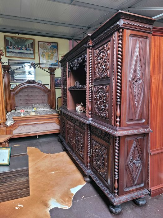 Móvel antigo em madeira maciça toda trabalhada - óptimo