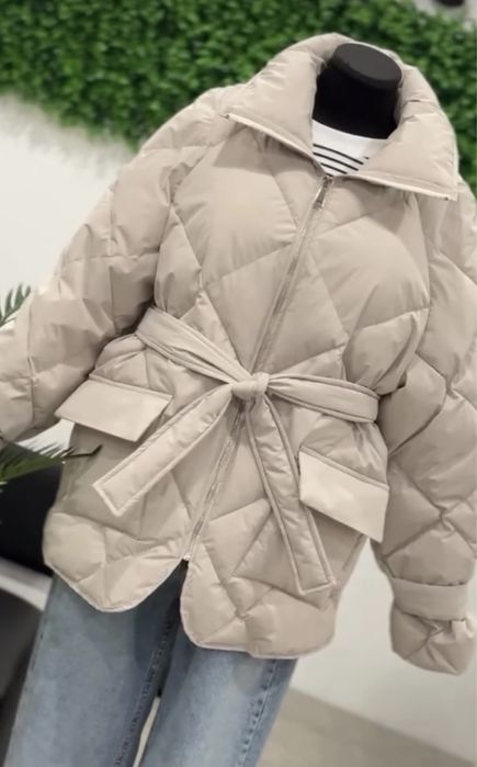 Куртка жіноча в бежевому кольорі