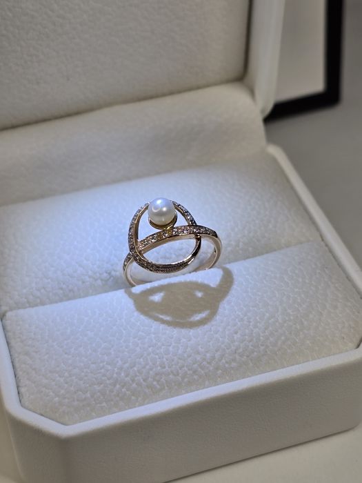 Золота каблучка з діамантами та перлиною