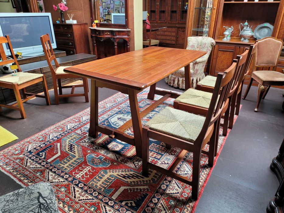 Mesa em madeira maciça - Bom estado geral - Só a mesa as cadeira