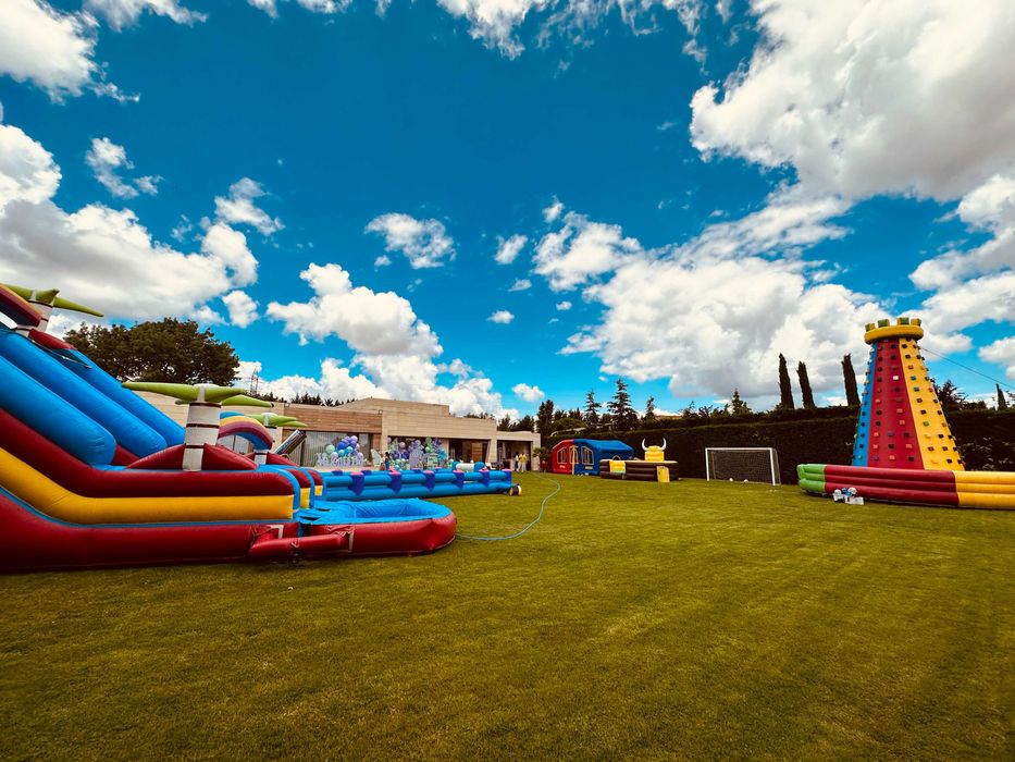 aluguer de insufláveis, torre escalada insuflável, gladiadores