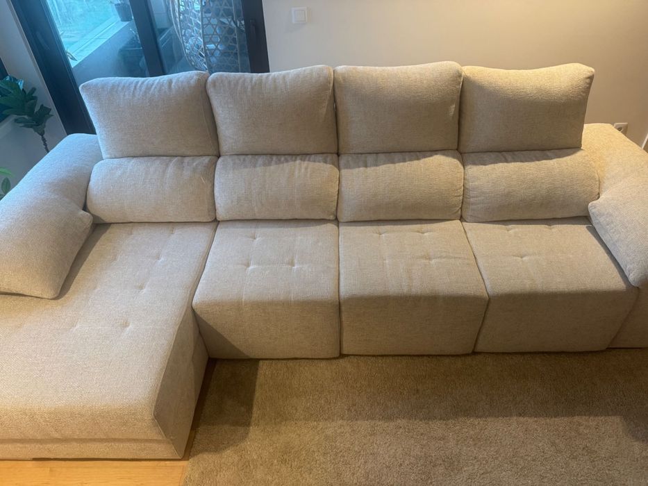 Sofá 4 lugares com chaise long e arrumação