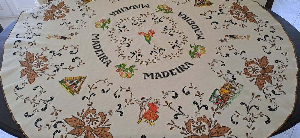 Toalha mesa redonda 140 cm estampada da Madeira.
