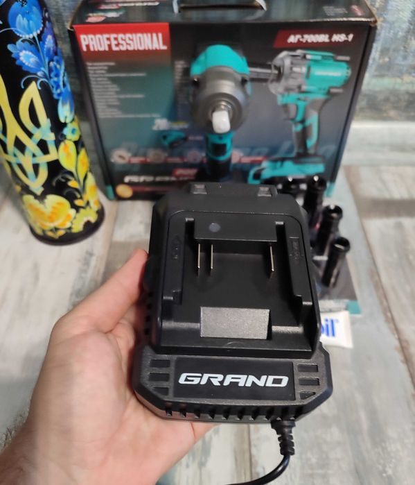 Гайковерт акумуляторний Grand АГ-700BL HS 700Нм 4 режими набір головок