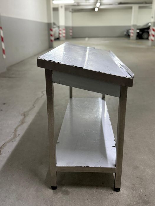 Bancada em aço inoxidável. 
película de protecção na base), com duas prateleiras