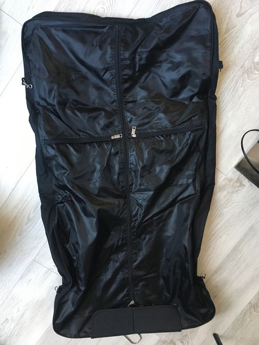 Czarna torba podróżna na garnitur nie Ikea