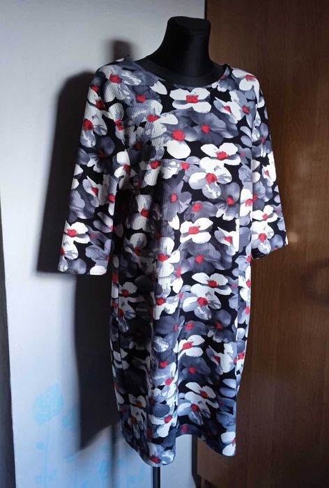 Sukienka w kwiaty r. 44