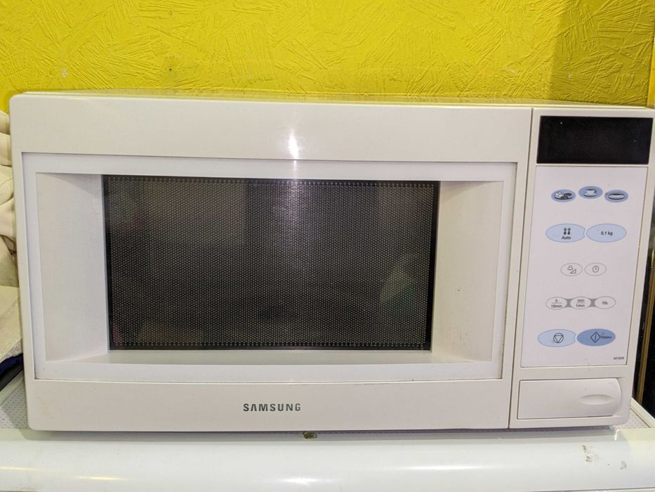 Мікрохвильова піч Samsung M745R неробоча