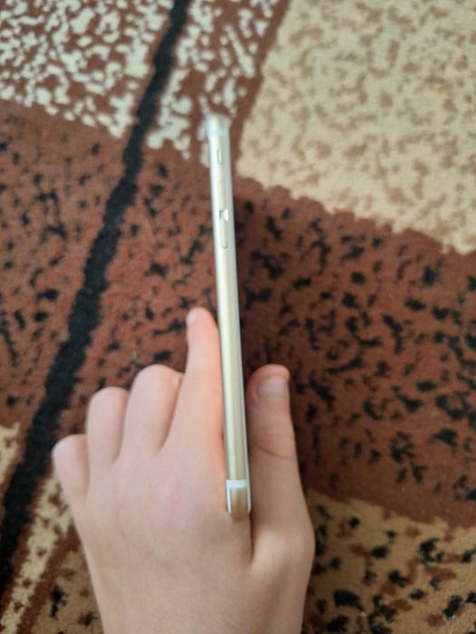 Айфон 6s у золотому кольорі