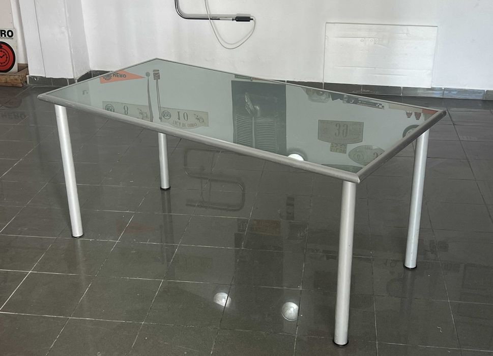 Mesa de vidro e metal