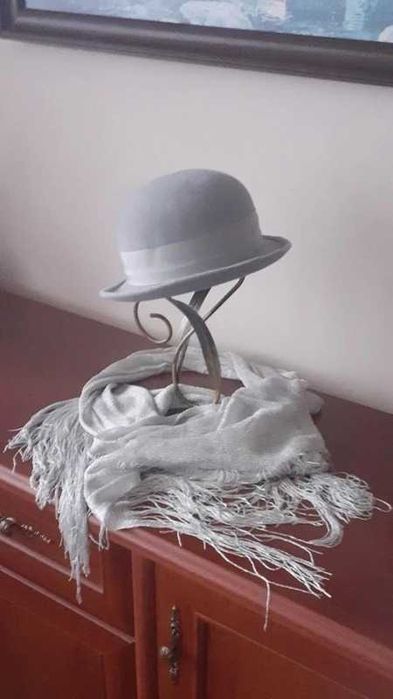 Jasnoszary aksamitny kapelusz + srebrny szal (elegancki zestaw)