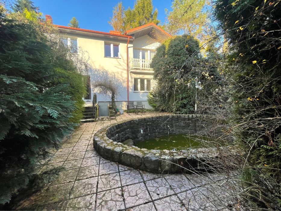 Dom z pieknym starym ogrodem, basenem i zabudowaniami w Redzie