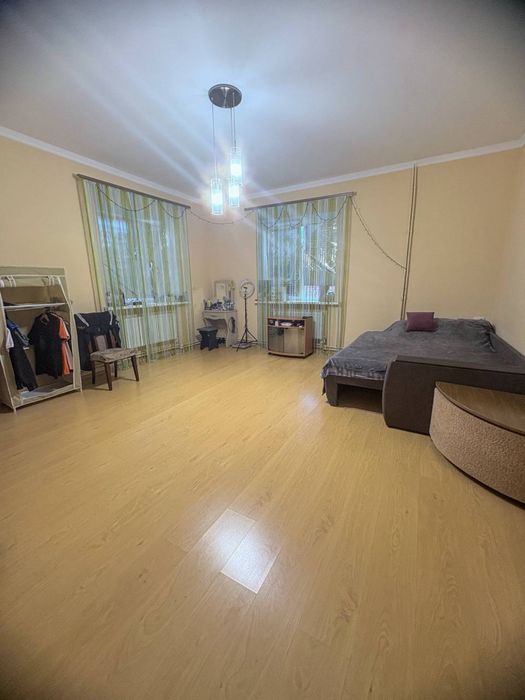 Продається просторий, комфортний будинок в м. Апостолове.