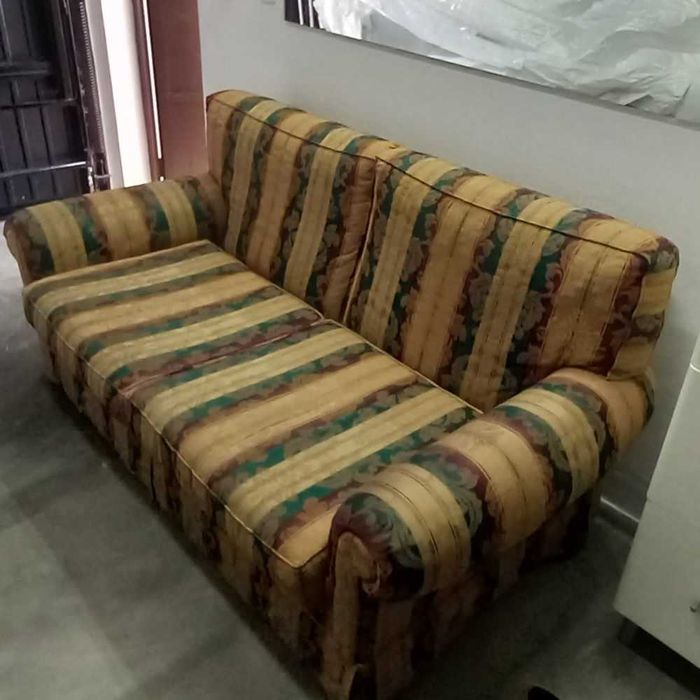 SOFÁ CAMA e  dois SIMPLES em  ótimo estado