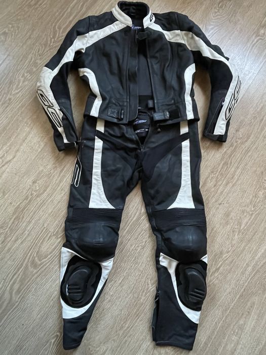 Продам мотокостюм в хорошому стані, шкіряний. Одягався декілька разів. Розмір S.