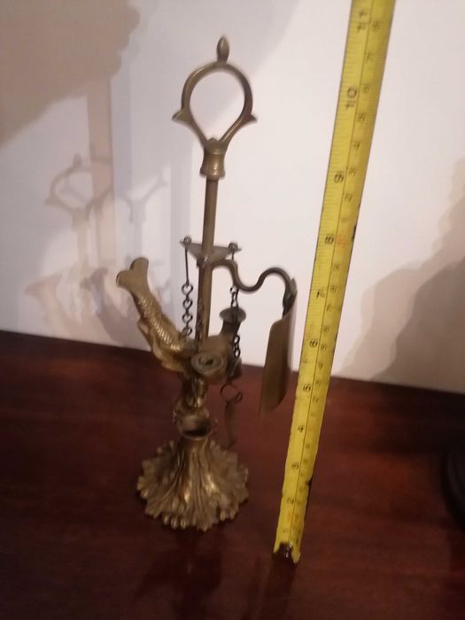 Antigo Candeeiro a Azeite de Latão em Forma de Peixe com Ferramentas