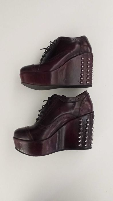 sapatos, botas tacão e compensados