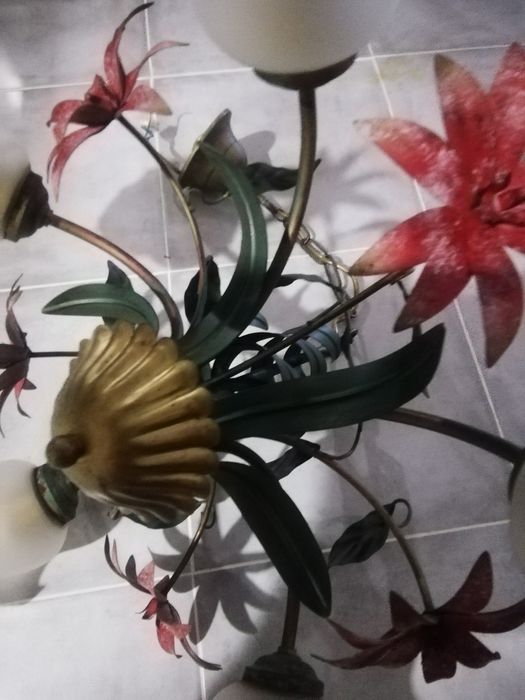 Candeeiros rústicos trabalhados em metal.