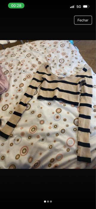 Blusa cropped , conprida com decote