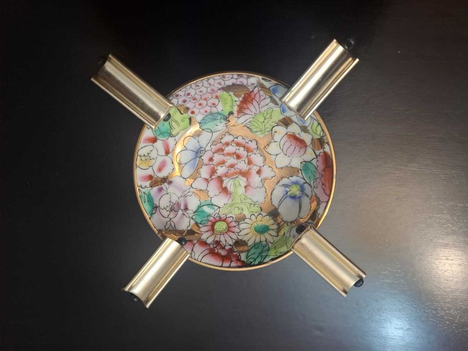 Cinzeiro de porcelana asiática pintado à mão com borda dourada