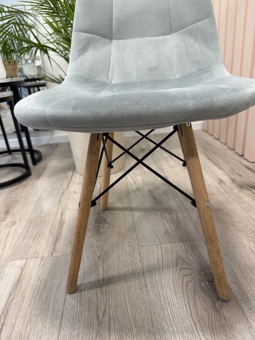 Szare krzesło zamszowe