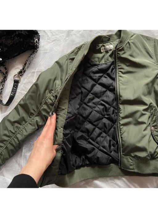 Актуальний красивий бомбер