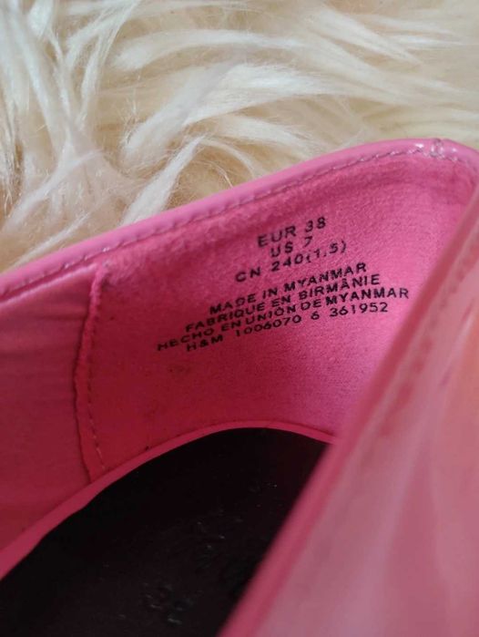 Różowe buty na obcasie z czubem
