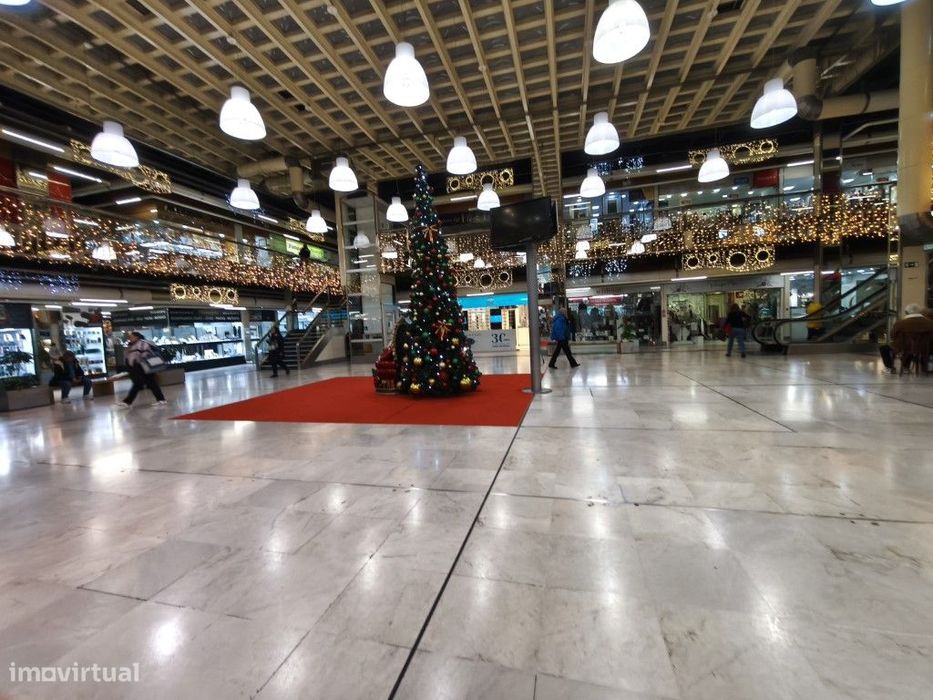 Loja no Centro Comercial das Palmeiras em Oeiras. Oportunidade Única