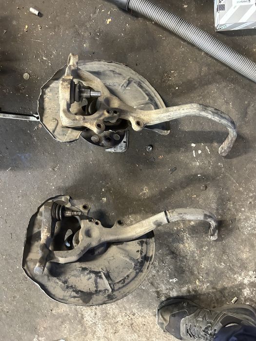 Поворотные кулаки Мерседес w 211 в сборе