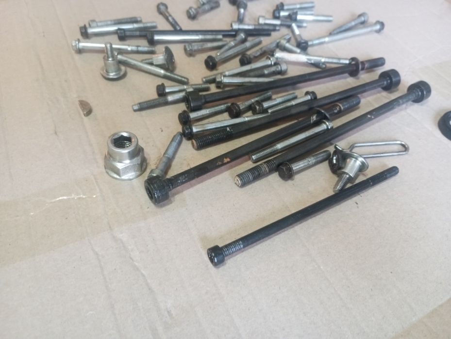 Śruby śrubki szpilki nakrętki silnika klin Aprilia SX 125 RX xtm A4