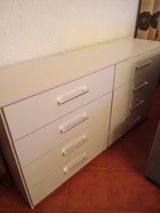 Cómoda com 8 gavetas