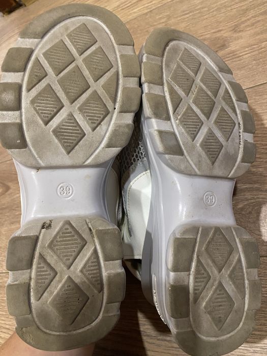 Легке та зручне взуття на підвищенні