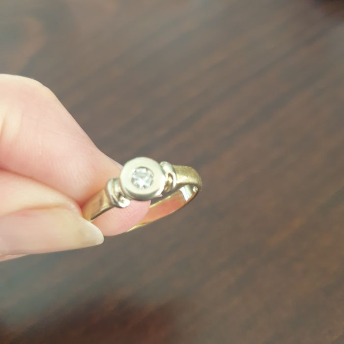 Pierścionek z brylantem