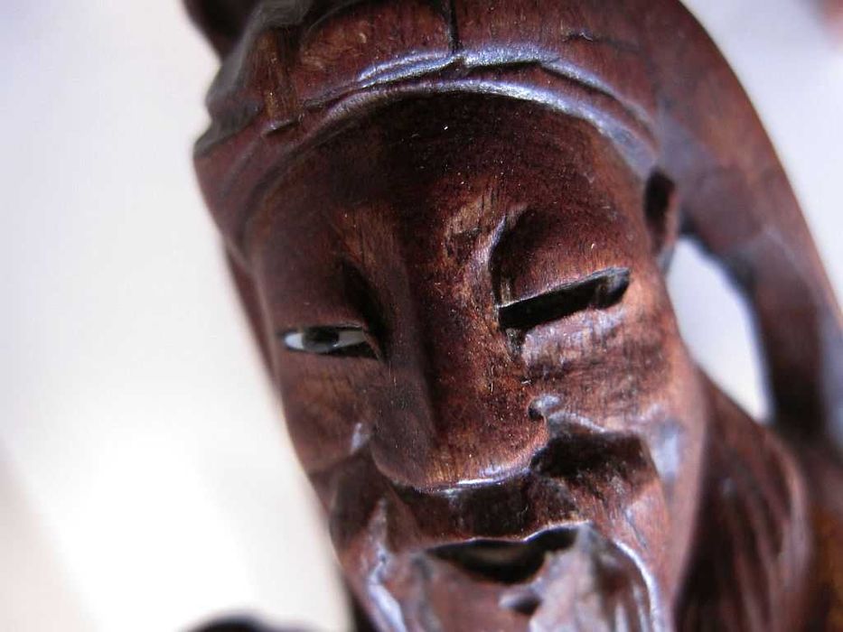 antiga escultura de um sábio asiático esculpido em madeira