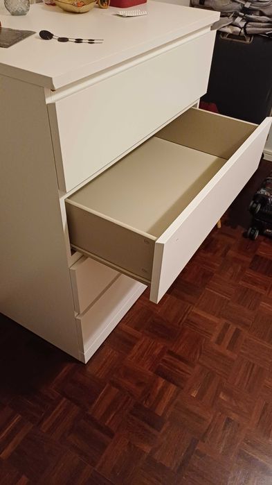 Cômoda branca com 4 gavetas