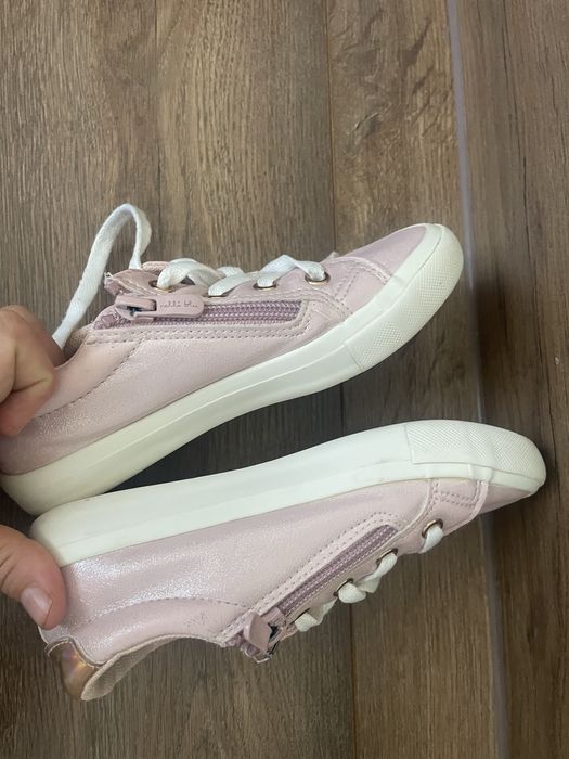 Рожеві кеди для дівчинки