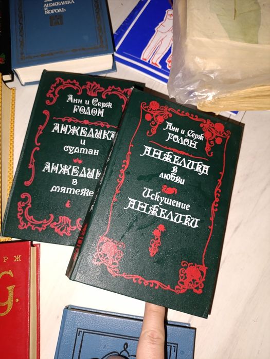 Книги Анни Серж 
Анжелика в Берберии
Анжелика Роман 
Анжел