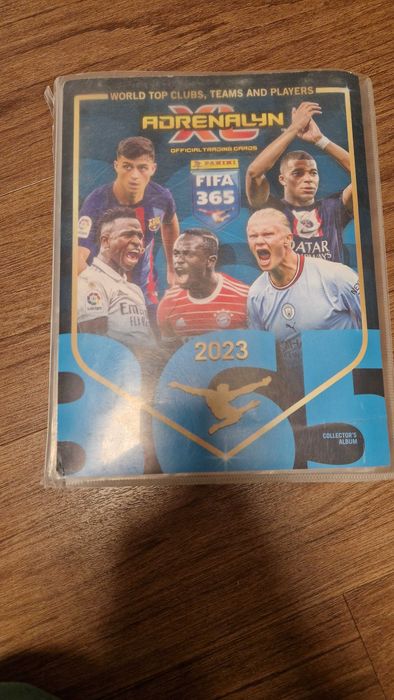 Album kolekcjonerski prawie pełny Panini 2023