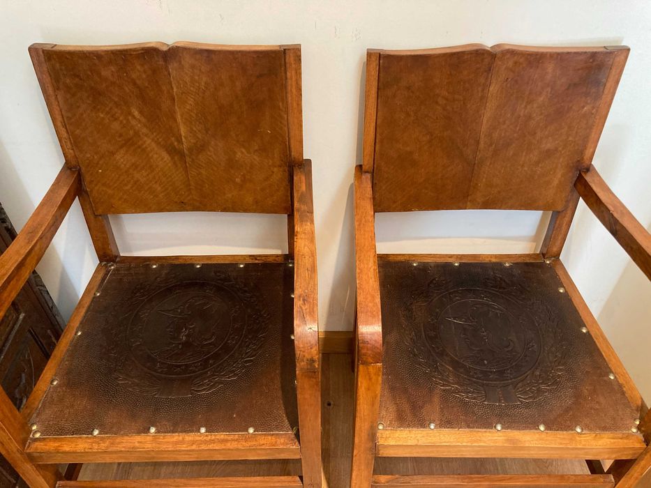 2 Cadeirões Antigos em Madeira Maciça