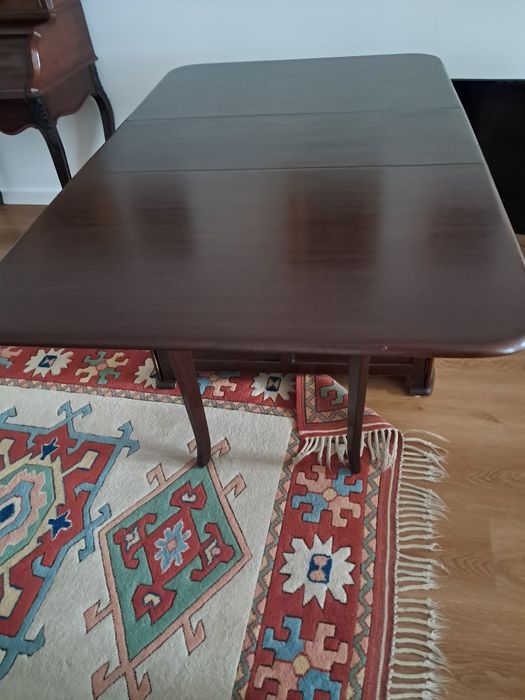 Mesa antiga em nogueira