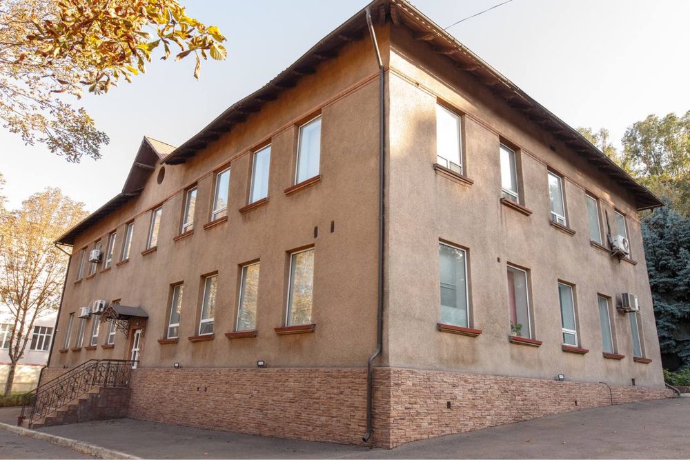 Продаж офісного приміщення з територією