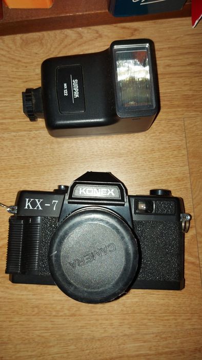 Máquina fotográfica KONEX KX-7 de rolo objetiva 50mm e flash