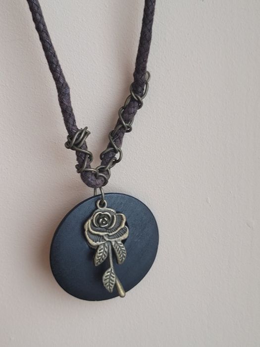 Wisiorek ozdoba na szyję naszyjnik drewniany z różą łańcuszek