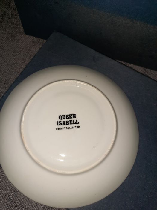 Zestaw pięknych filiżanek Queen Isabell