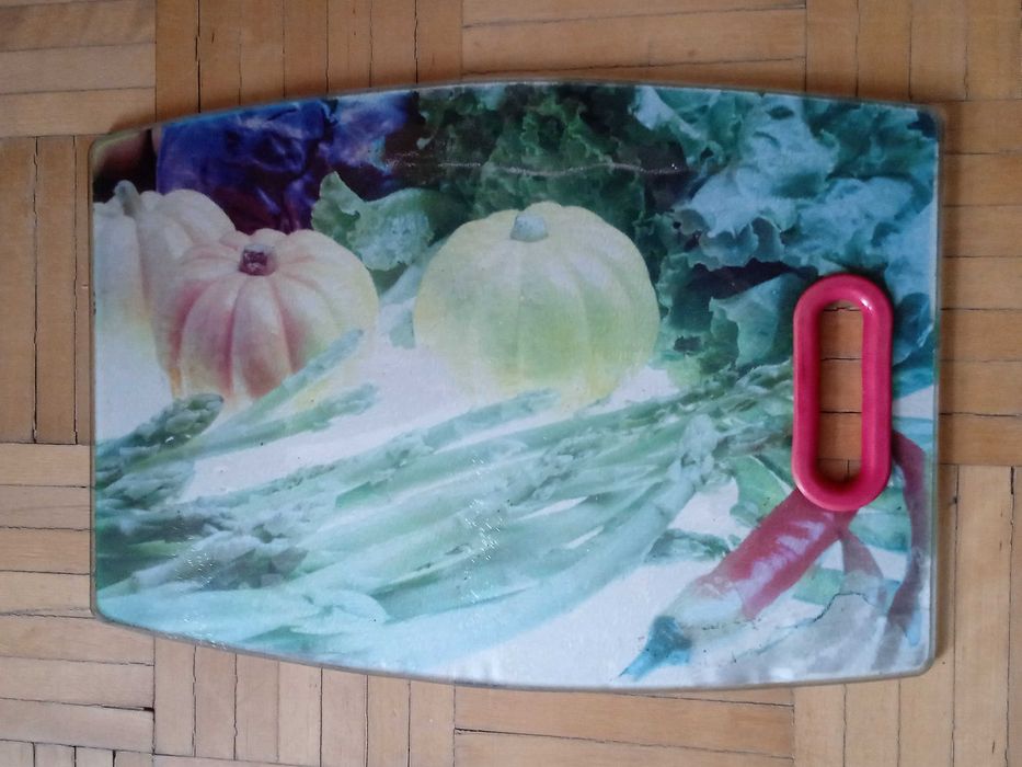 Szklane taca do krojenia w kwiatowy wzor