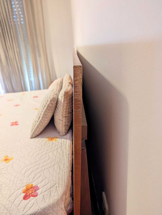 Quarto de Casal: cama, mesinhas de cabeceira e camiseiro
