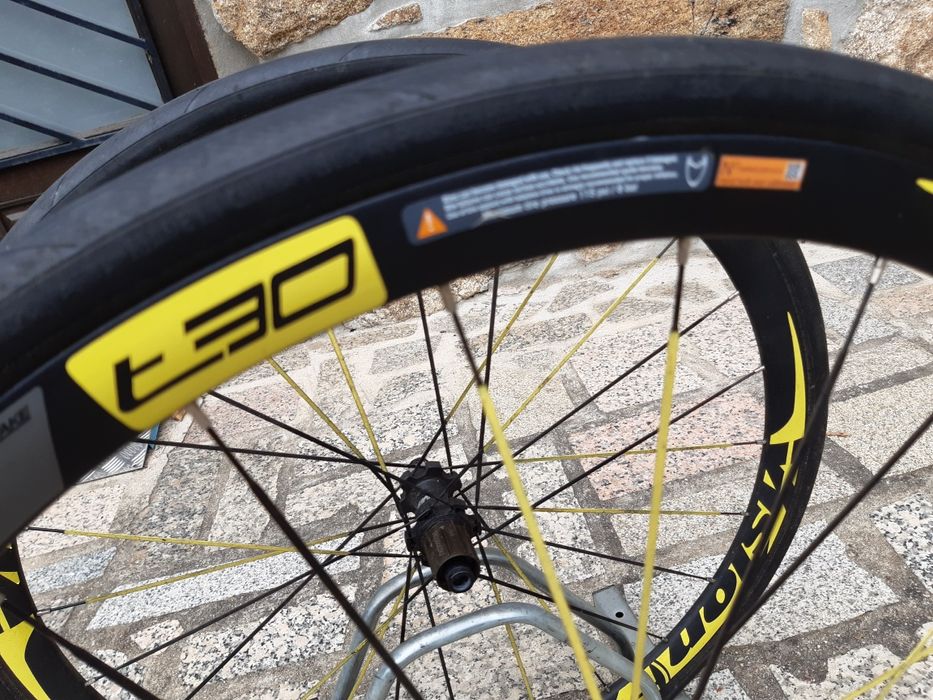 Rodas bicicleta de estrada de disco com pneus, montar e andar...