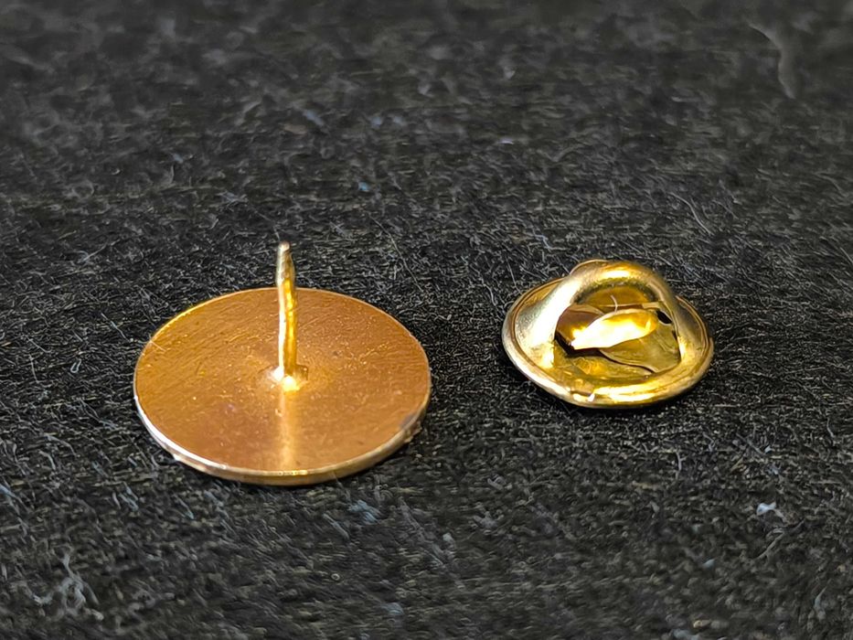 Pin de lapela alusivo ao Sindicato Independente dos Médicos datado de 1979