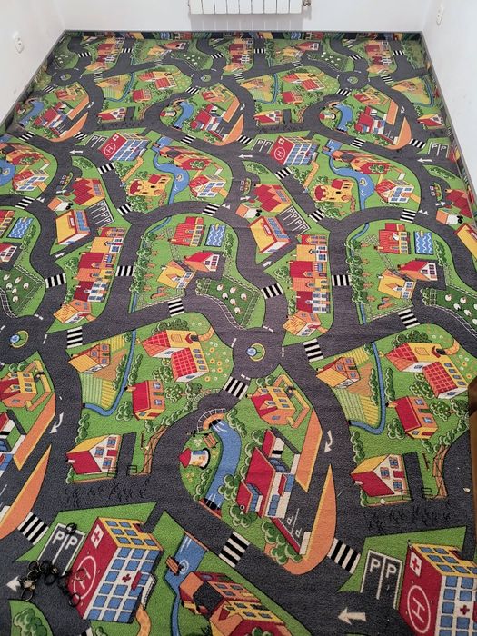 Sprzedam dywan w motylki , ulice miasta domy