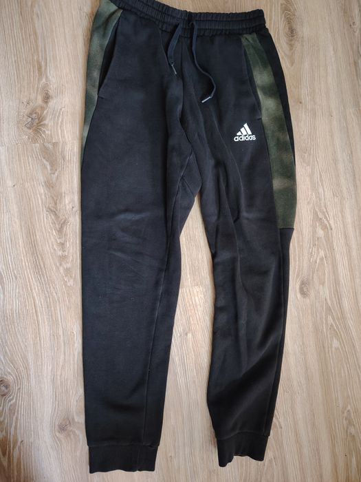 Czarne spodnie dresowe Adidas joggery z zieloną wstawką